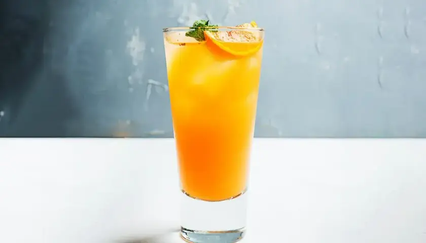 Orzeźwiający drink z plasterkiem pomarańczy i miętą, jak celny strzał archersów.