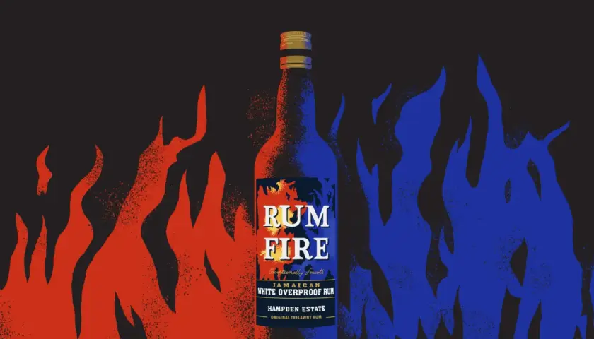 Butelka rumu "Rum Fire" otoczona płomieniami. Dunder w ogniu, czerwonym i niebieskim.