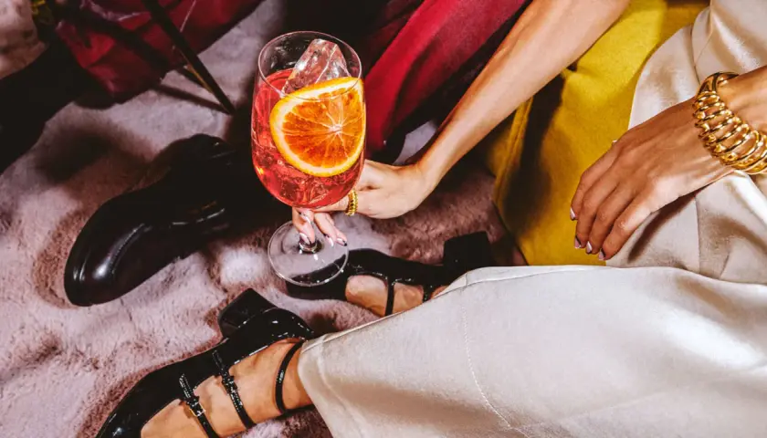 Elegancki drink z pomarańczą i lodem, idealny na wieczór. Czy to wermut? Czas sprawdzić!