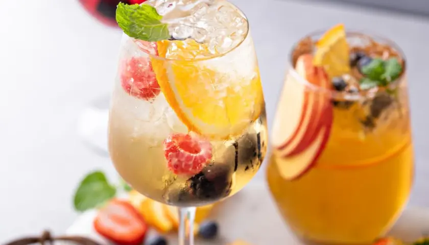 Orzeźwiające drinki z owocami i miętą, idealne na letnie popołudnie. Czy to prosecco? Tak, to pyszne prosecco!