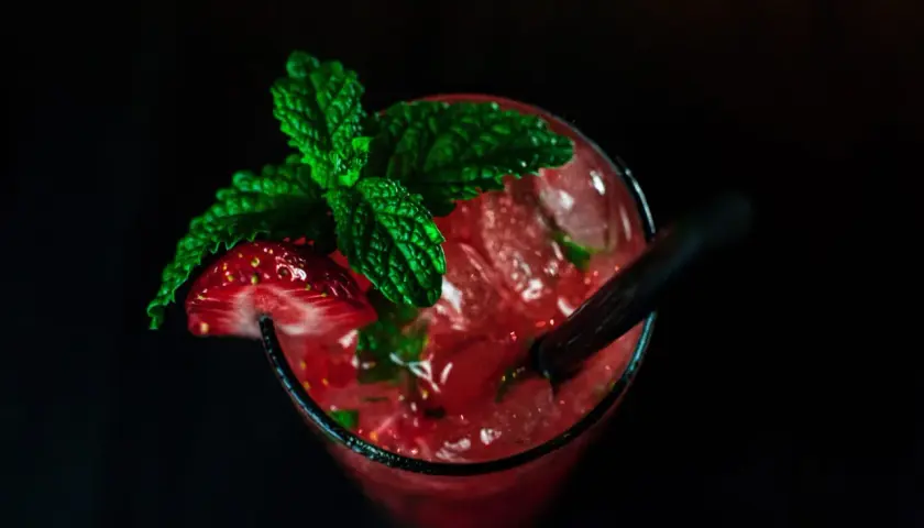 Orzeźwiające drinki z miętą i cytryną: przepisy krok po kroku