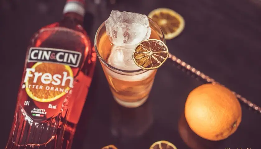 Orzeźwiający drink z Cin Cin Bitter Orange, lodem i suszoną pomarańczą. Idealny aperitivo na letnie popołudnie.