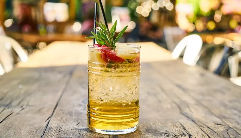 Drinki z imbirem: przepisy na rozgrzewające koktajle i mocktaile
