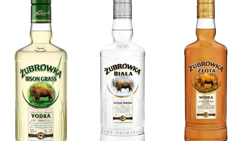 Trzy butelki wódki Żubrówka: Bison Grass, Biała i Złota.