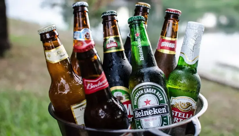 Wiadro pełne schłodzonych butelek piwa, w tym Heineken, Stella Artois i Brahma. Idealne na upalny dzień, brakuje tylko czeskiego piwa!