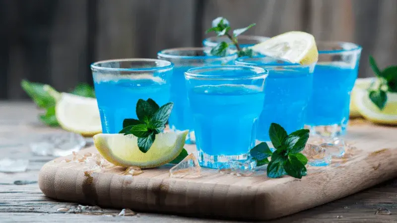 Blue Curacao: Proste przepisy na efektowne drinki (alko i bez)