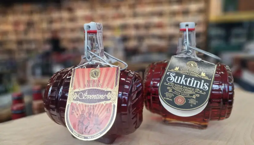 Dwie butelki miodu pitnego Suktinis, jedna z etykietą "Šventinė", druga z napisem "Folk Dance".