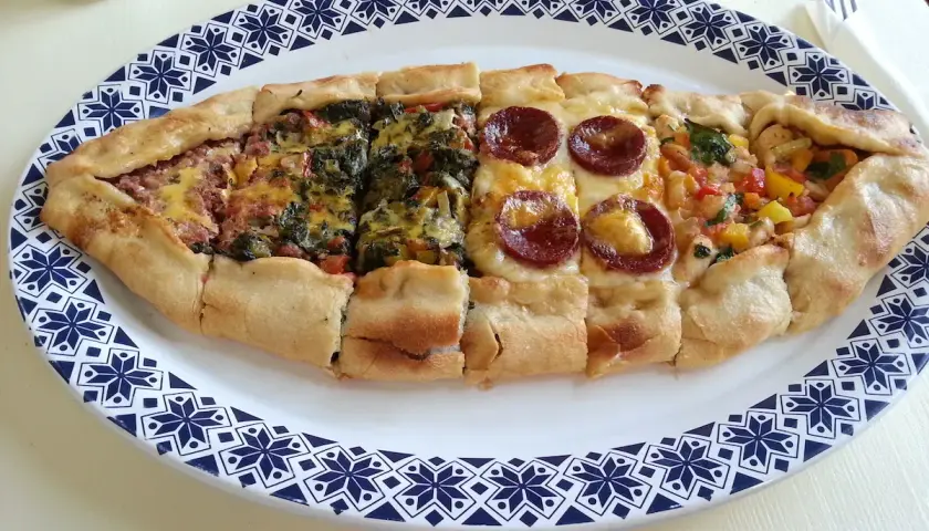 Pide z różnymi nadzieniami: mięsem, szpinakiem, salami i warzywami. Idealne do piwa Efes.