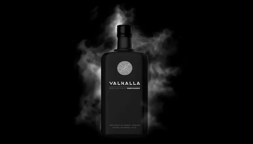Czarna butelka Valhalla, ziołowego likieru, otoczona mgłą. Poczuj ducha nordyckich legend z tym wyjątkowym alkoholem.