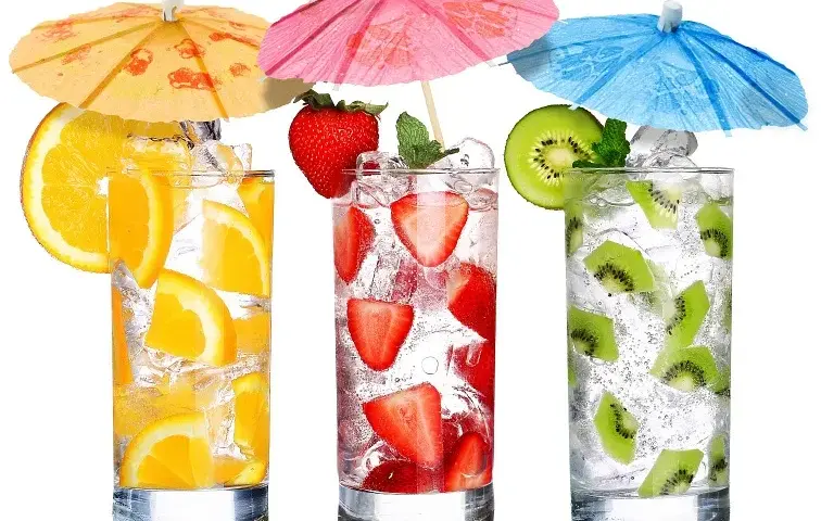 Kolorowe drinki dla dzieci: Proste przepisy i magiczne dekoracje