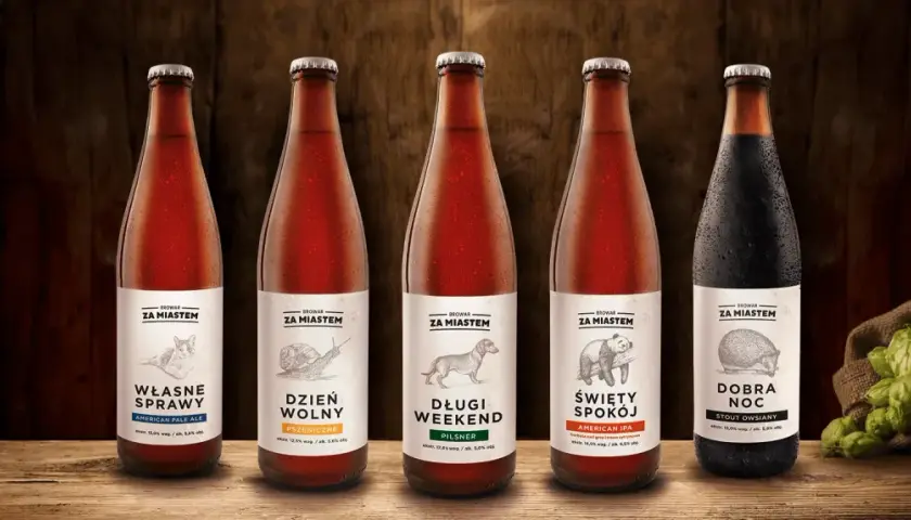 Pięć butelek piwa rzemieślniczego z etykietami "Za Miastem". Wśród nich niemieckie piwo Stout Owsiany.
