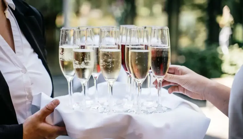 Taca z kieliszkami musującego prosecco. Sprawdź aktualną prosecco cena i ciesz się chwilą!