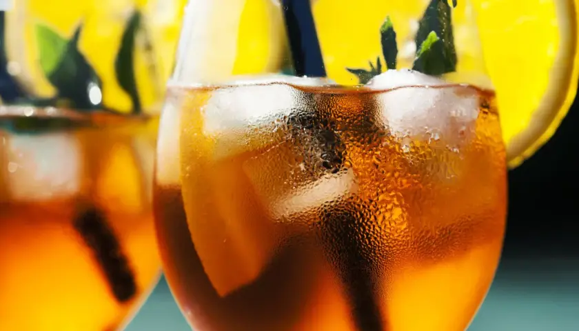 Orzeźwiający aperol bezalkoholowy z lodem, plasterkiem pomarańczy i miętą. Idealny na letnie popołudnie.