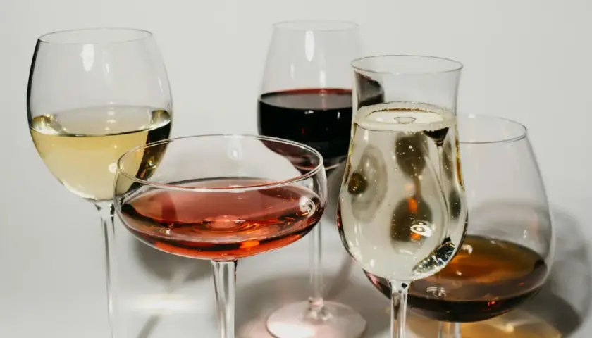 Pięć kieliszków z różnymi winami: białym, różowym, czerwonym, musującym i bursztynowym. Idealne na degustację, w tym wino czerwone półsłodkie.