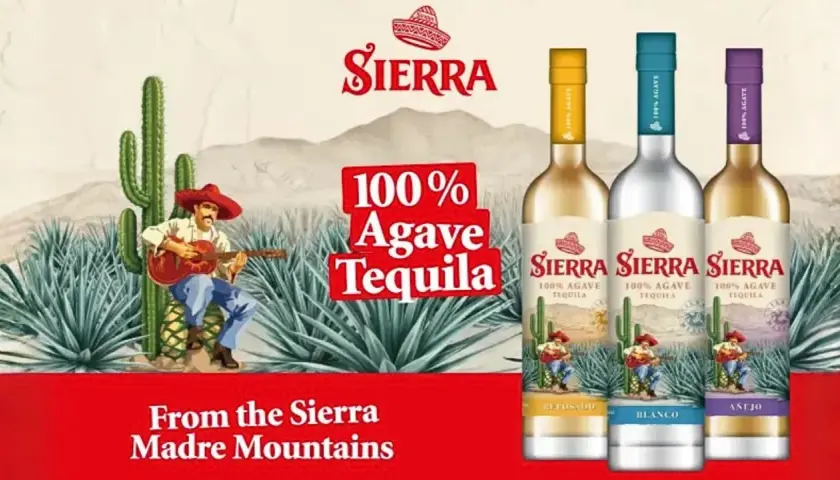 Trzy butelki tequili Sierra 100% Agave, z meksykańskim grajkiem na tle kaktusów.