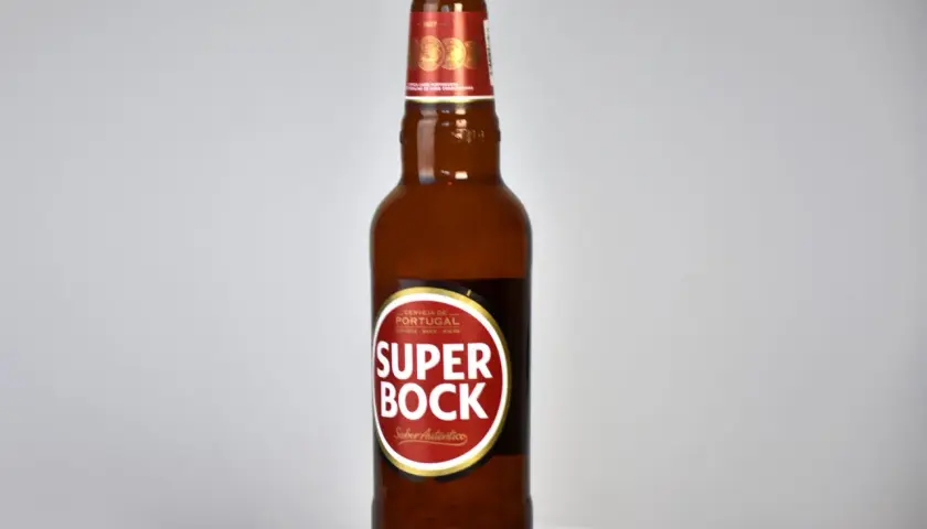Butelka piwa Super Bock, portugalskiego specjału z charakterystyczną czerwoną etykietą.