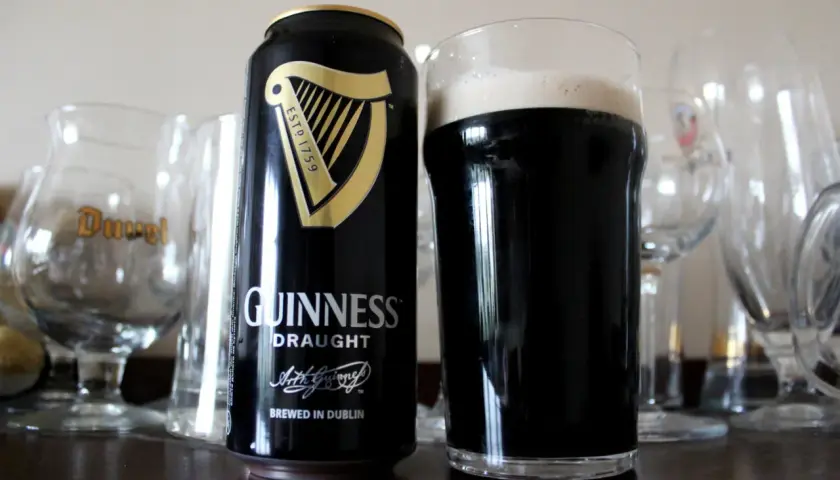 Puszka i szklanka Guinness Draught, idealne na wieczór. Zastanawiasz się nad guinness piwo cena?