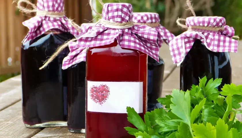 Domowe nalewki w butelkach, jedna z etykietą serca. Zastanawiasz się, ile procent ma spirytus użyty do ich zrobienia?