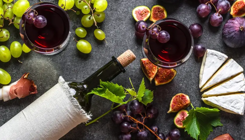Wino primitivo, winogrona, figi i ser brie tworzą idealną kompozycję.
