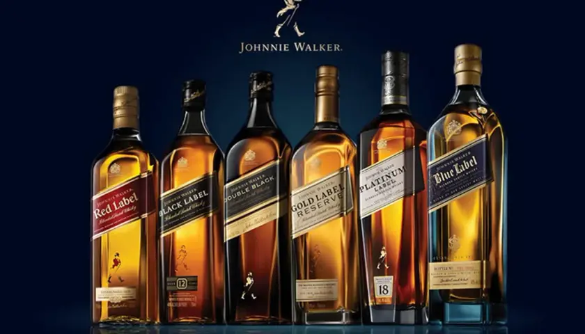 Sześć butelek whisky Johnnie Walker: Red Label, Black Label, Double Black, Gold Label Reserve, Platinum Label i Blue Label, prezentowane na ciemnym tle.