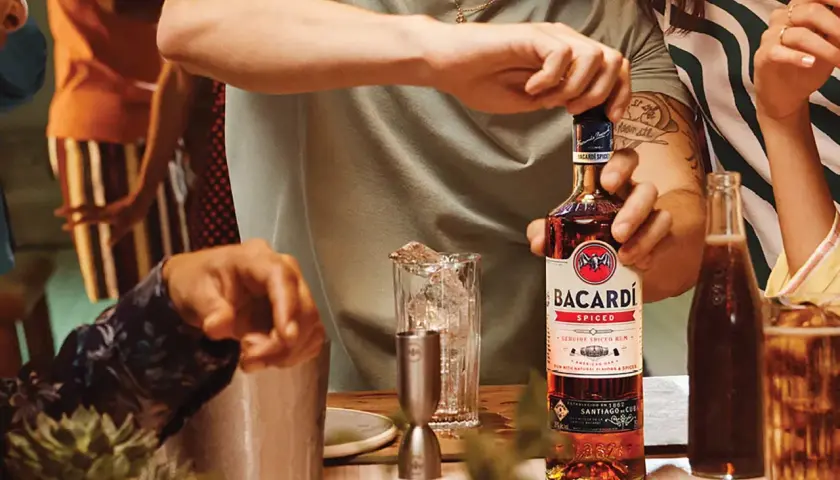 Przyjaciele przygotowują drinki z rumem Bacardi Spiced. Zastanawiasz się, bacardi ile procent? Ten rum ma 35% alkoholu.