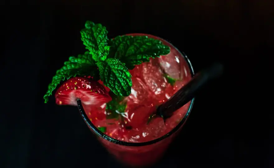 Orzeźwiające drinki z miętą i cytryną: przepisy krok po kroku