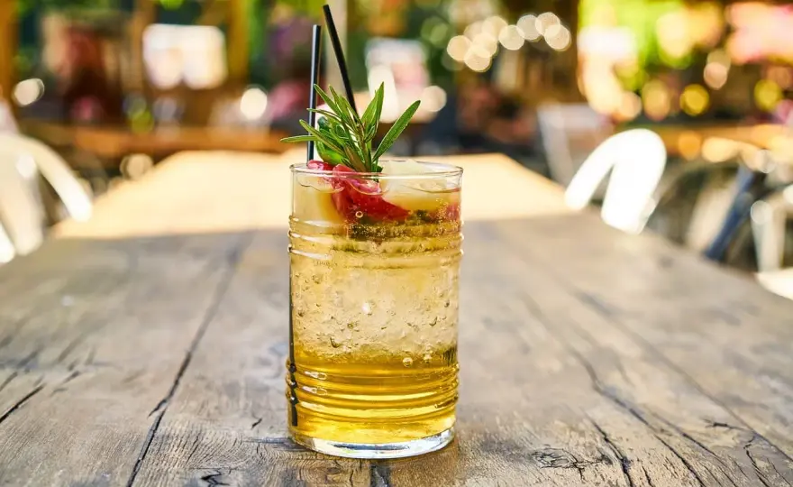 Drinki z imbirem: przepisy na rozgrzewające koktajle i mocktaile
