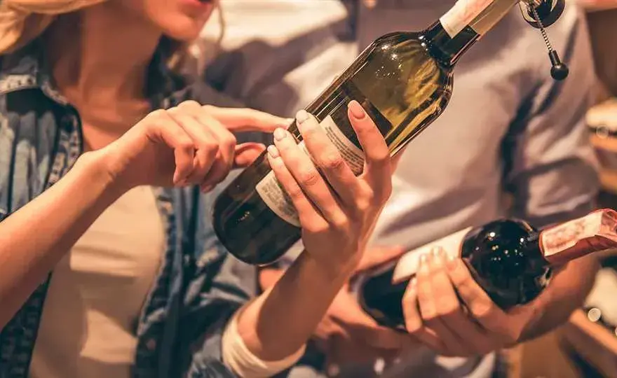 Jak usunąć alkohol z wina w kuchni? Proste sposoby i porady