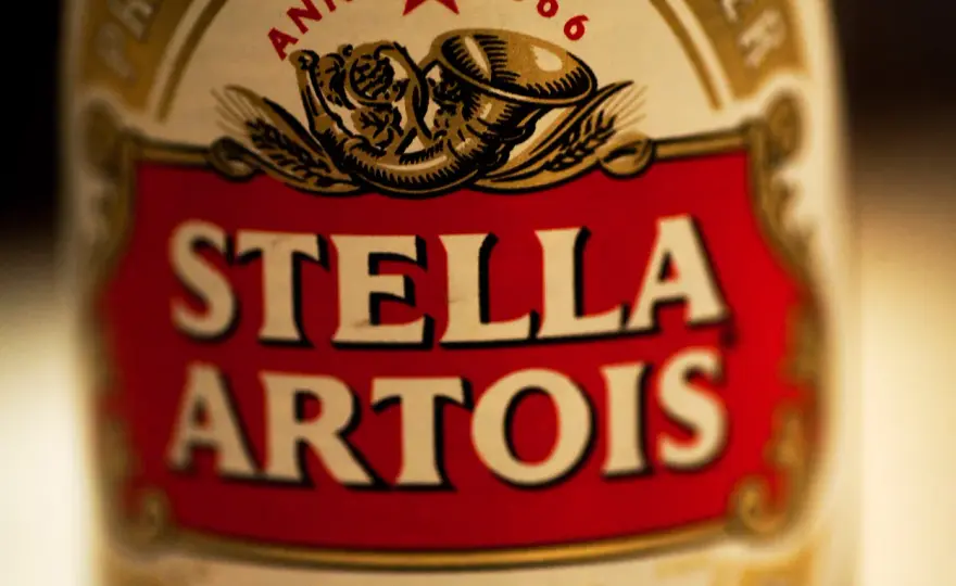 Stella Artois - smak, cena, podanie. Kiedy warto ją wybrać?