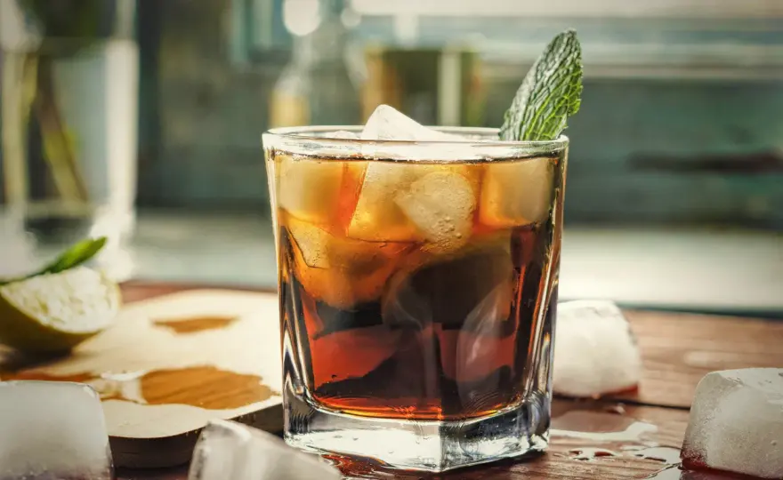 Gin z colą - Sekrety idealnego balansu