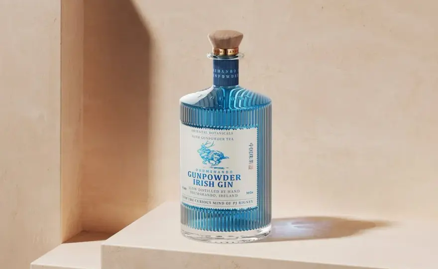 Gin z niebieskiej butelki - Jak wybrać i serwować idealnie?