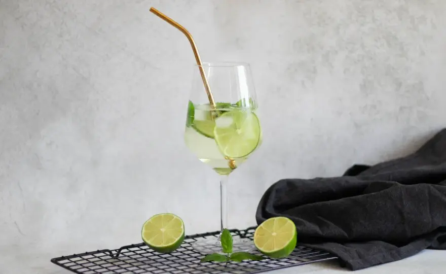 Hugo Spritz: Jak zrobić idealnego drinka? Przepis i sekrety