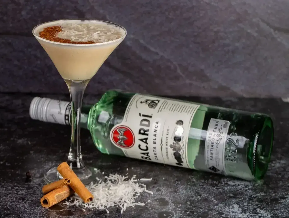 Koktajl z rumem Bacardi, wiórkami kokosowymi i cynamonem. Idealny na letnie wieczory.