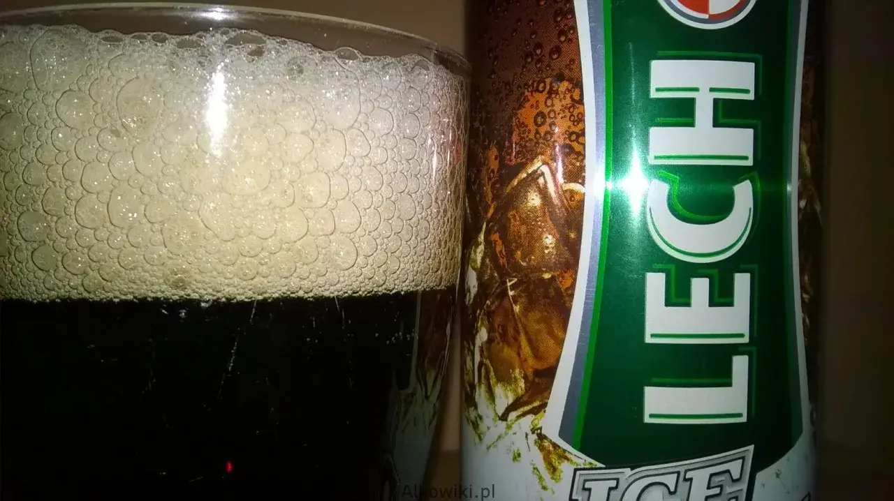 Szklanka z gęstą pianą obok puszki piwa Lech Premium. Idealne na orzeźwiający wieczór.
