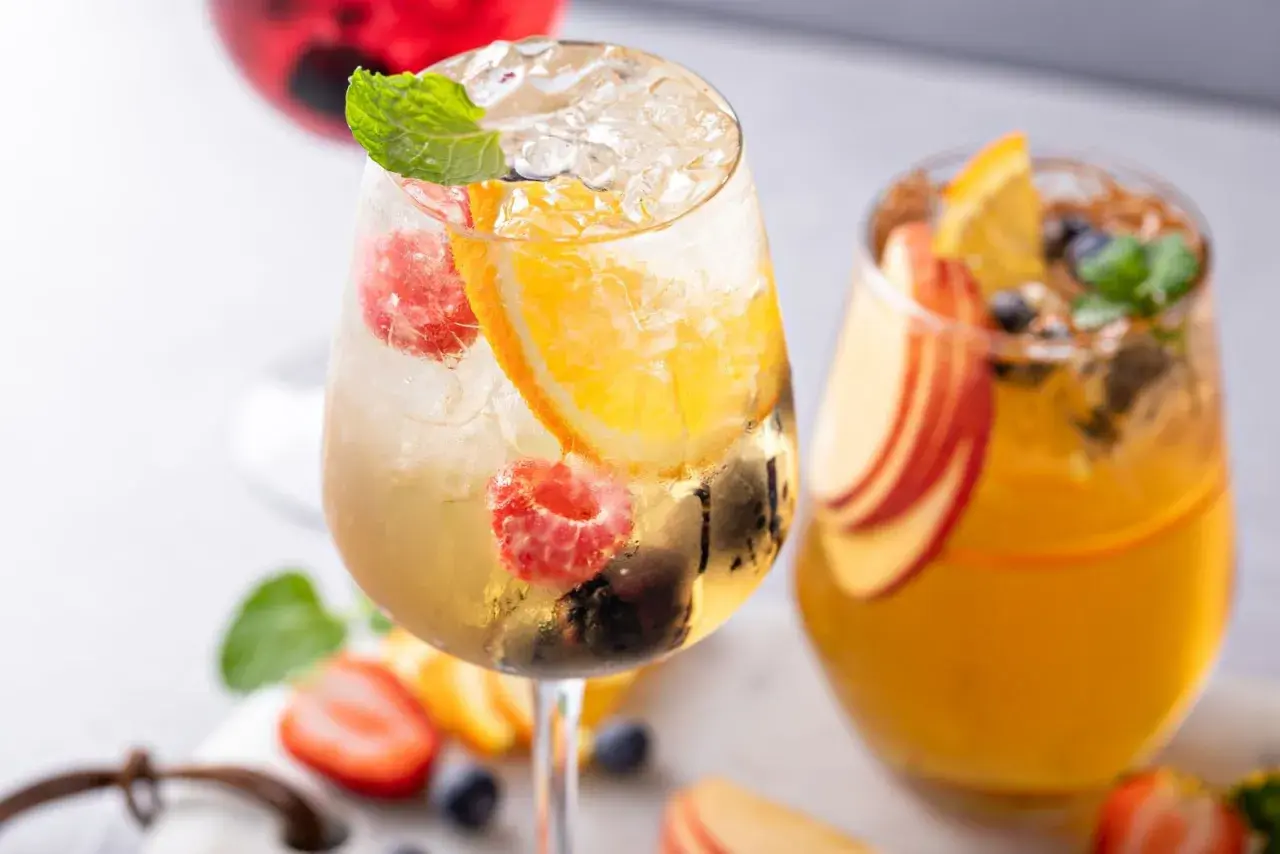 Orzeźwiające drinki z owocami i miętą, idealne na letnie popołudnie. Czy to prosecco? Tak, to pyszne prosecco!