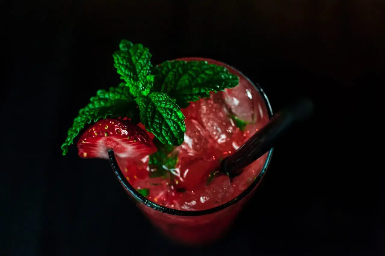 Orzeźwiające drinki z miętą i cytryną: przepisy krok po kroku