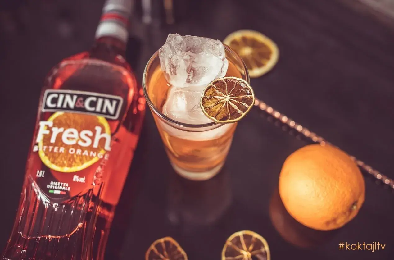 Orzeźwiający drink z Cin Cin Bitter Orange, lodem i suszoną pomarańczą. Idealny aperitivo na letnie popołudnie.