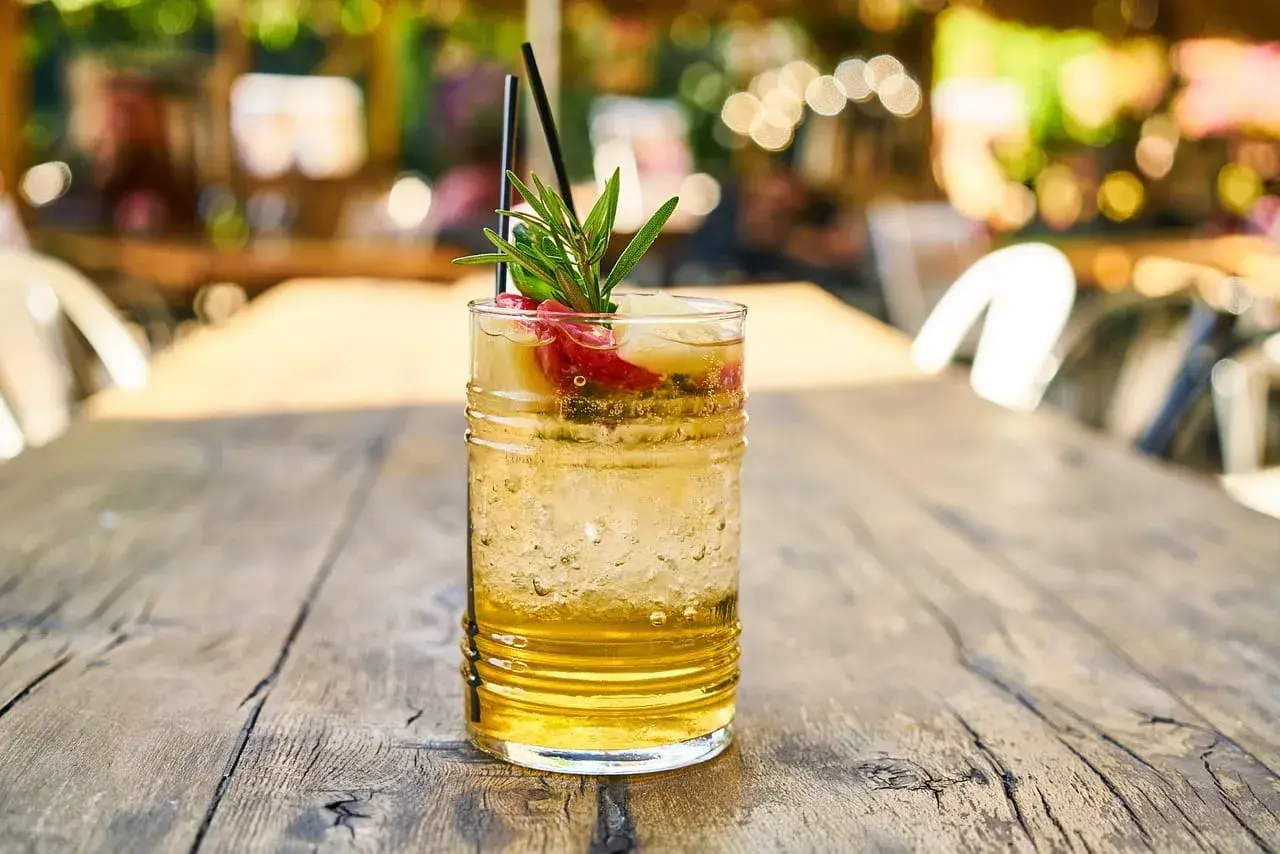 Drinki z imbirem: przepisy na rozgrzewające koktajle i mocktaile