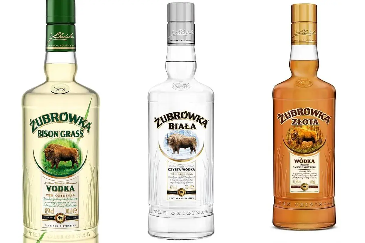 Trzy butelki wódki Żubrówka: Bison Grass, Biała i Złota.