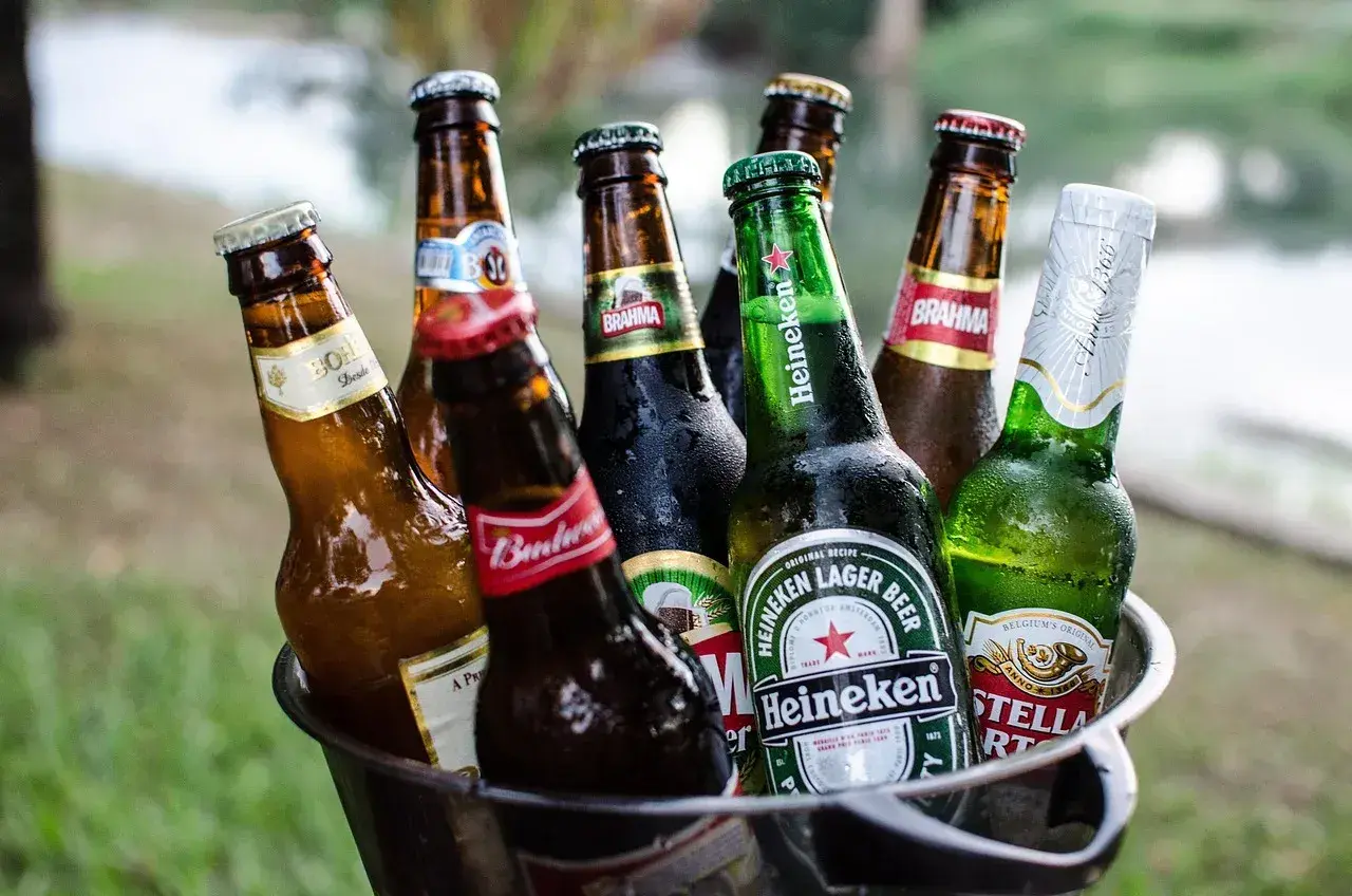 Wiadro pełne schłodzonych butelek piwa, w tym Heineken, Stella Artois i Brahma. Idealne na upalny dzień, brakuje tylko czeskiego piwa!