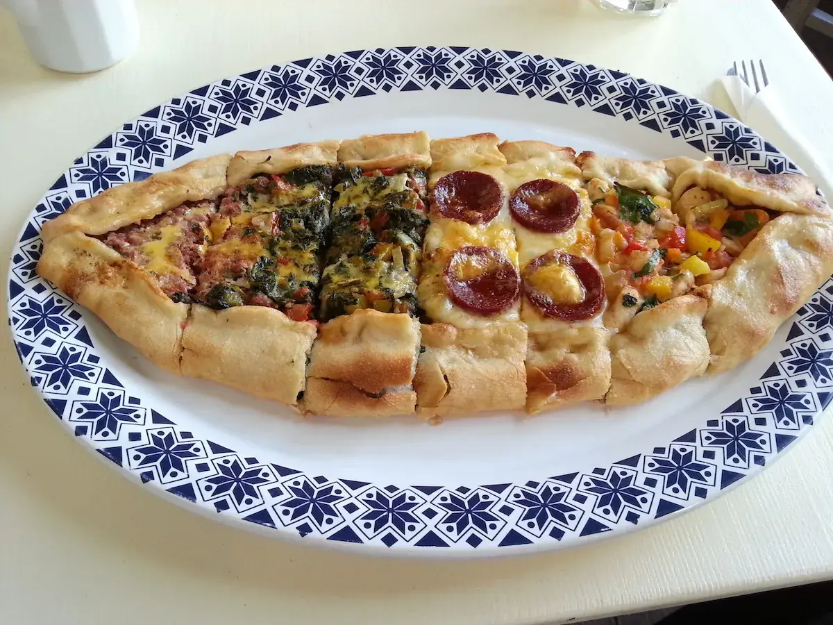 Pide z różnymi nadzieniami: mięsem, szpinakiem, salami i warzywami. Idealne do piwa Efes.