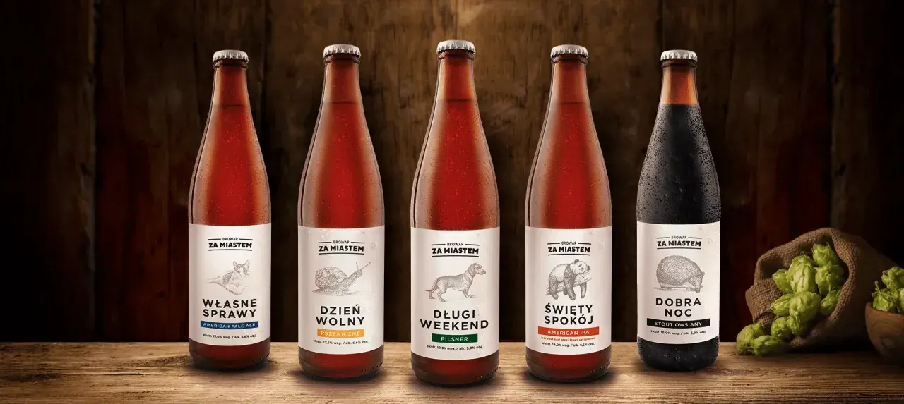 Pięć butelek piwa rzemieślniczego z etykietami "Za Miastem". Wśród nich niemieckie piwo Stout Owsiany.