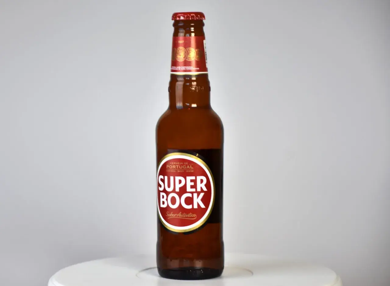 Butelka piwa Super Bock, portugalskiego specjału z charakterystyczną czerwoną etykietą.
