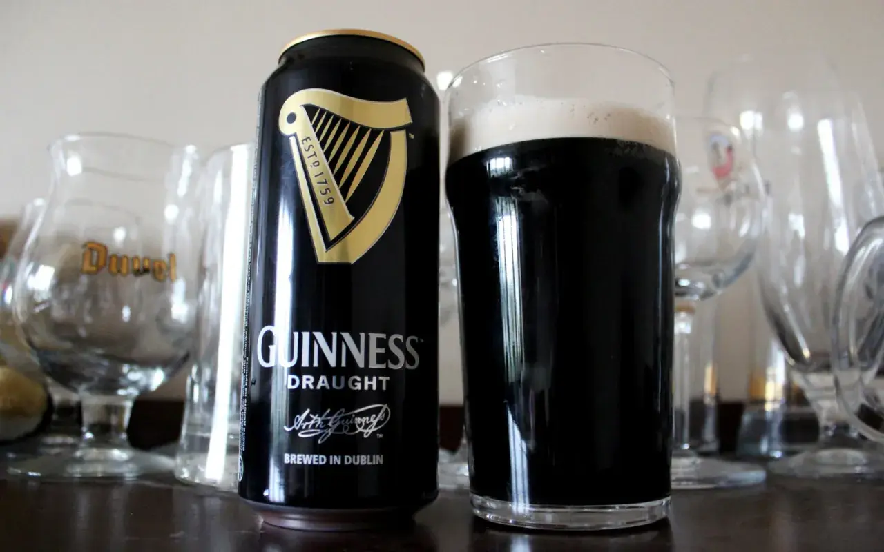 Puszka i szklanka Guinness Draught, idealne na wieczór. Zastanawiasz się nad guinness piwo cena?
