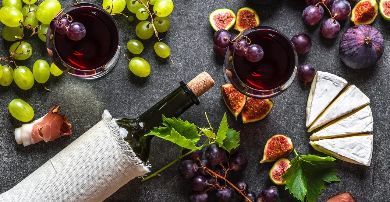 Wino primitivo, winogrona, figi i ser brie tworzą idealną kompozycję.