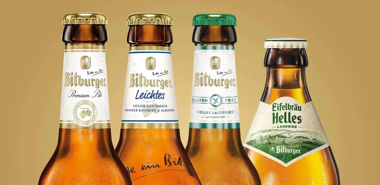 Cztery butelki piwa Bitburger: Premium Pils, Leichtes, bezglutenowe Helles Lagerbier i Eifelbräu Helles.