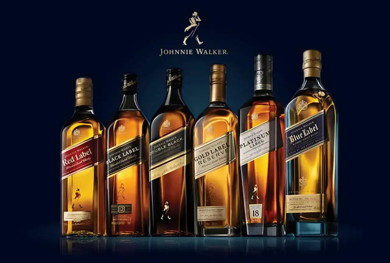 Sześć butelek whisky Johnnie Walker: Red, Black, Double Black, Gold Label Reserve, Platinum i Blue Label, prezentujące bogactwo smaków.