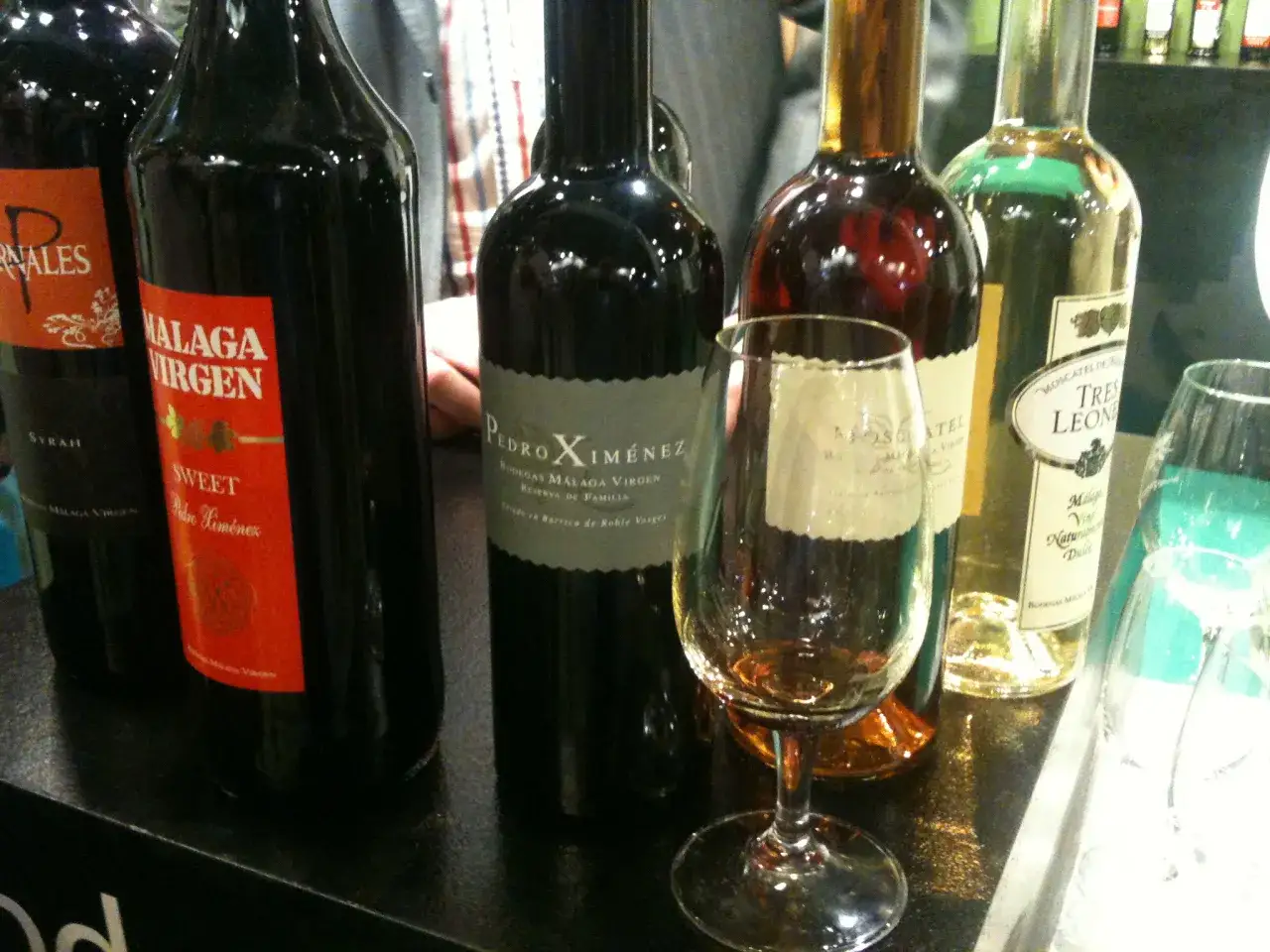 wino Malaga kieliszki i butelka