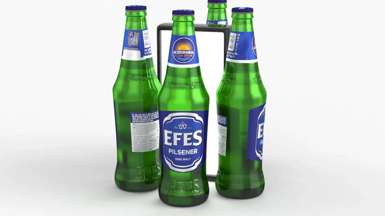 Butelki zielonego piwa Efes Pilsener z niebieskimi etykietami. Idealne na letnie wieczory.