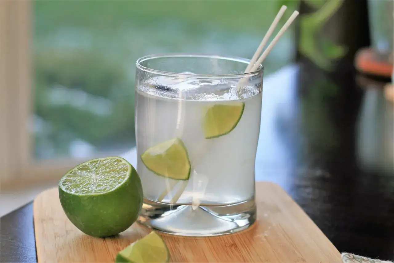 Orzeźwiający gin z colą i limonką, idealny na letnie popołudnie.